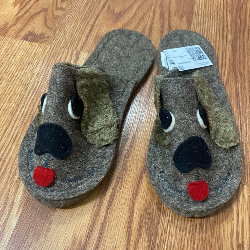 Kids felt slippers size 3
